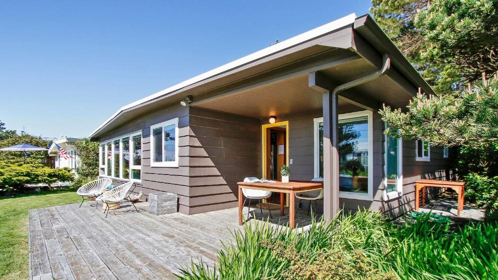 Modern Love by AvantStay Serene Home in Arch Cape w Large Yard in Great Location